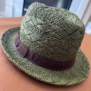 Straw hat with brown details.